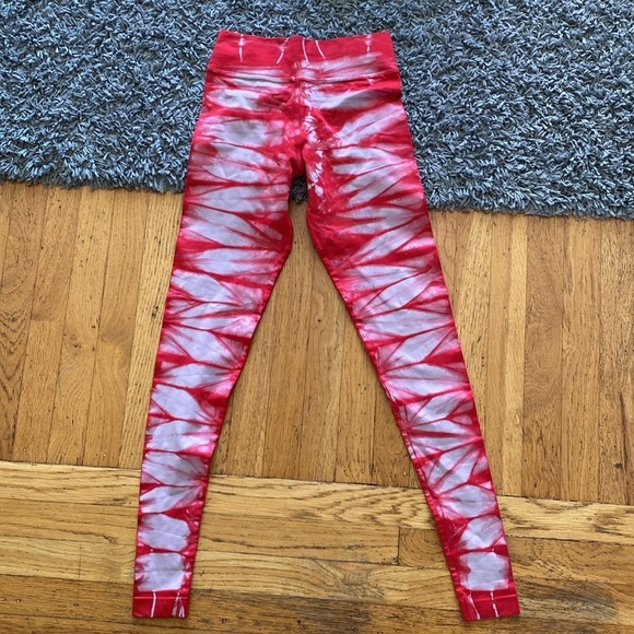NUX Red and White Tie Dye Seamless Leggings Size Small - Picture 6 of 9